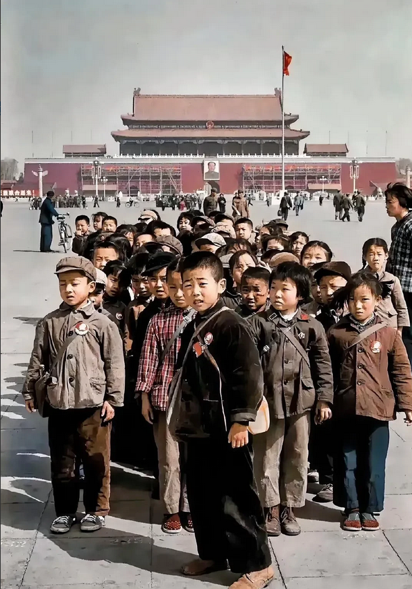 1974年的春天，北京大兴的小学生正在春游，现在他们应该都领退休金了吧！
