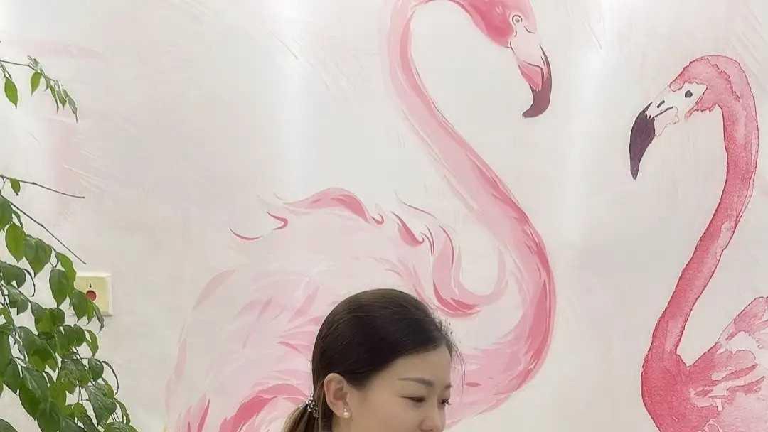 反光的大长腿脚趾涂抹指甲油更显美丽动人端庄优雅的小姐姐
