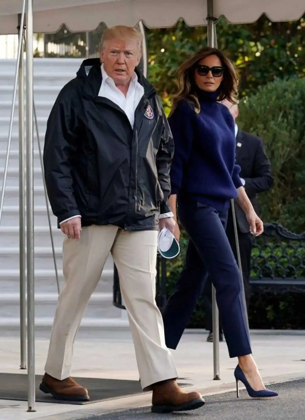 特朗普的这身造型真是干净利落，帅气十足！瞧他的西裤，长度刚好到脚踝，这可是国际时