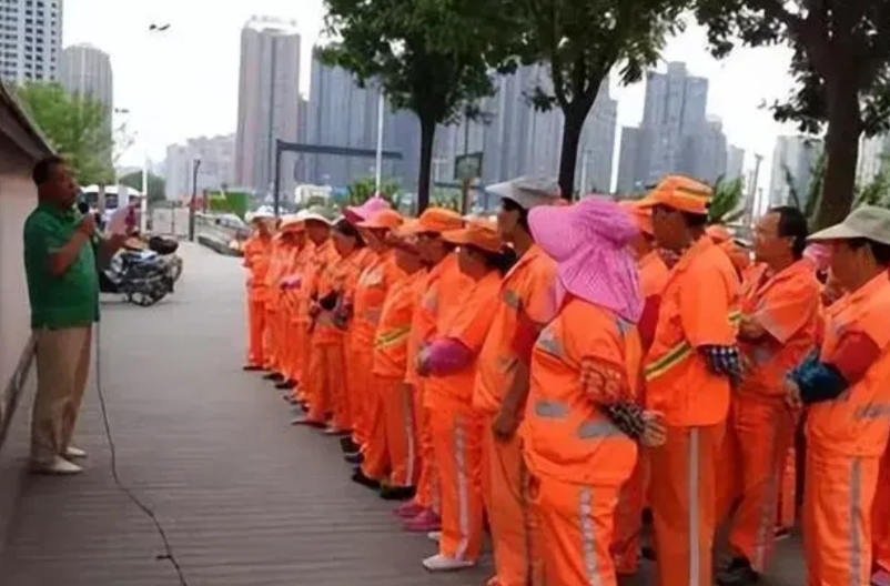 环卫工人的工资，为何不能由环卫部门发，非要让包工头吃一大头呢？其实原因很简单：