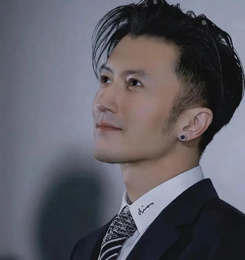 #现在谢霆锋算一线明星吗#现在谢霆锋仍然算是一线明星。他从1996年出道至今，在