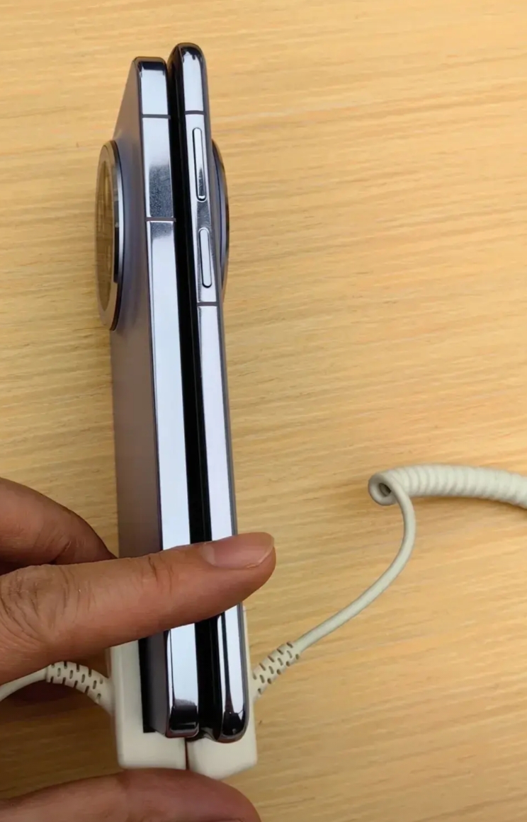 今天陪老舅买手机，一路上边走边问老舅，准备买哪款？老舅说华为最新款，我就给他科普