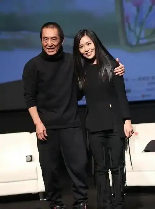 张艺谋瑞士陪大女儿过年，父子俩待一周才回国，对张末偏爱明显