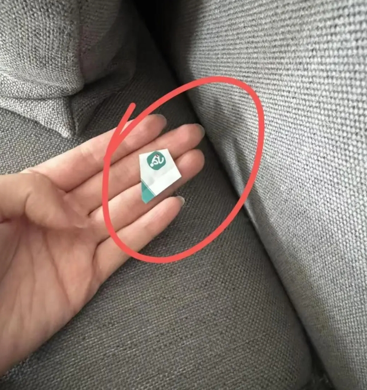 去我弟房间拿充电器看见的，这是啥啊？不会是...要不要跟妈妈说啊，现在弟弟叛逆期