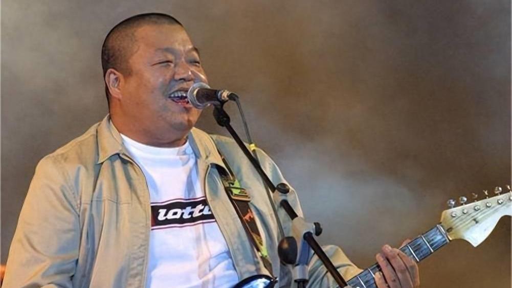 2002年臧天朔砸了那英演唱会后，被一群女人群殴，他咽不下这口气
