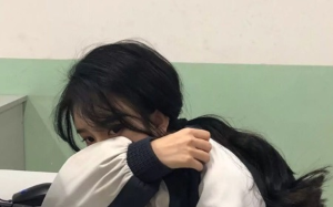 村里说女孩子不配花钱上学，直到我拿着大学通知书跪在父母面前感恩。