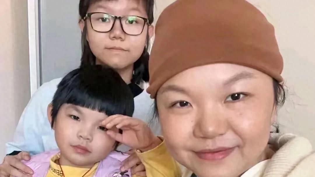 心酸！妈妈跑外卖，一岁宝宝独自在家冬天光着腿因害怕哭了两小时