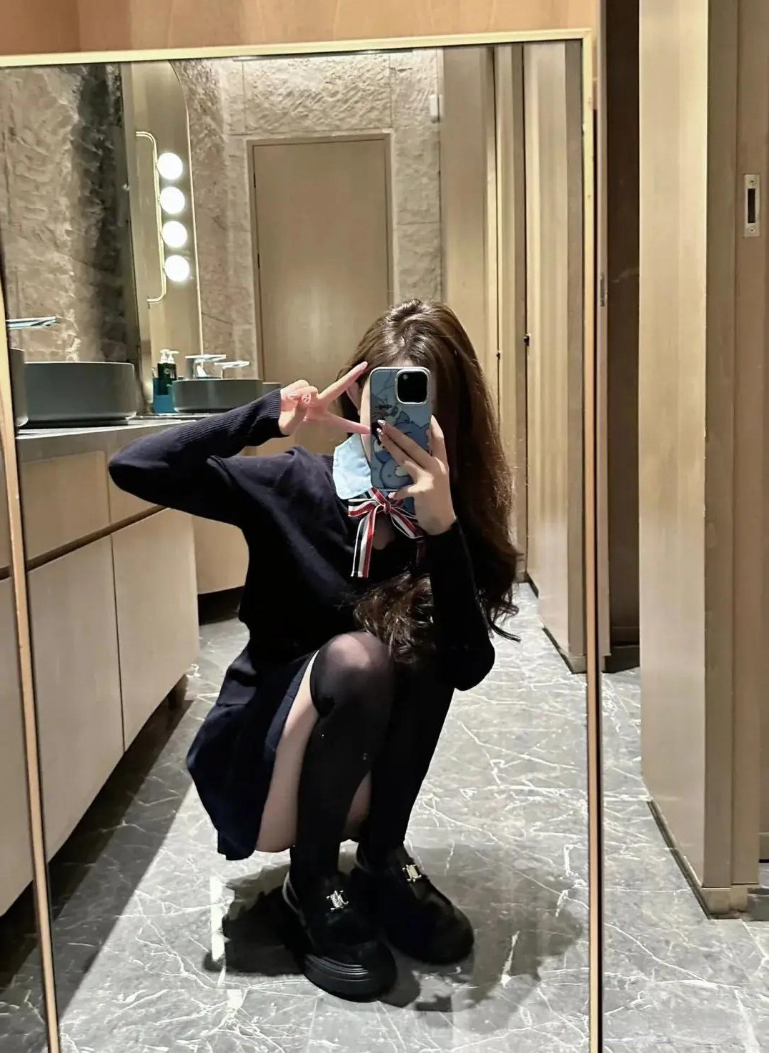 广东阳江的一位中年男子肖大哥，因为对网络游戏的热爱和技术上的不足，选择了一条错误