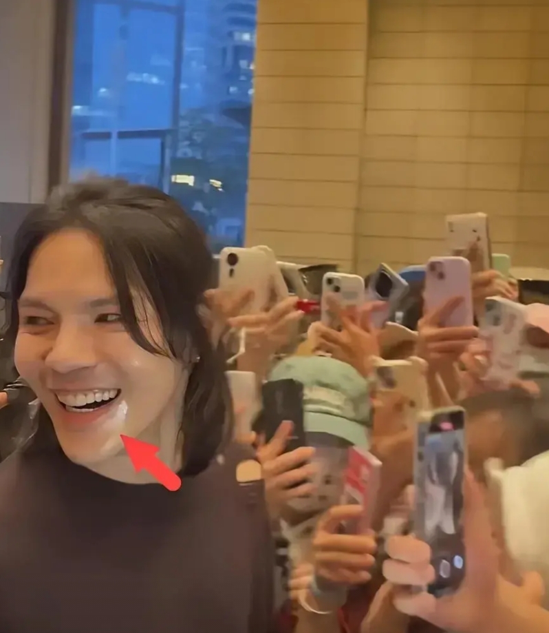 估计向佐也没想到，自己这次爆火的原因竟然是因为一个理发师，向佐现身湖南，没想到被