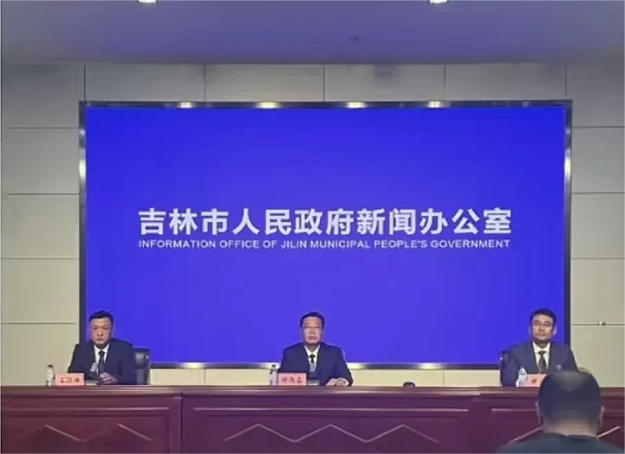 惊呆了老铁！
吉林“世界锅包肉之都”挂牌成立了！

近日，东北组识了一场锅包肉大