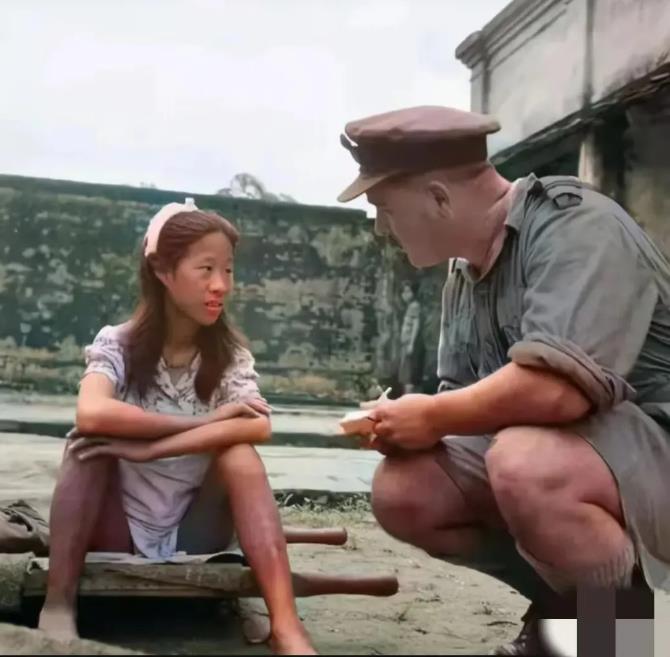 1945年8月，云南，这位刚被从缅甸解救出来的中国慰安妇坐在担架上，正在向一位英