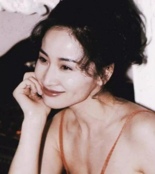 她是张艺谋的白月光，知三当三