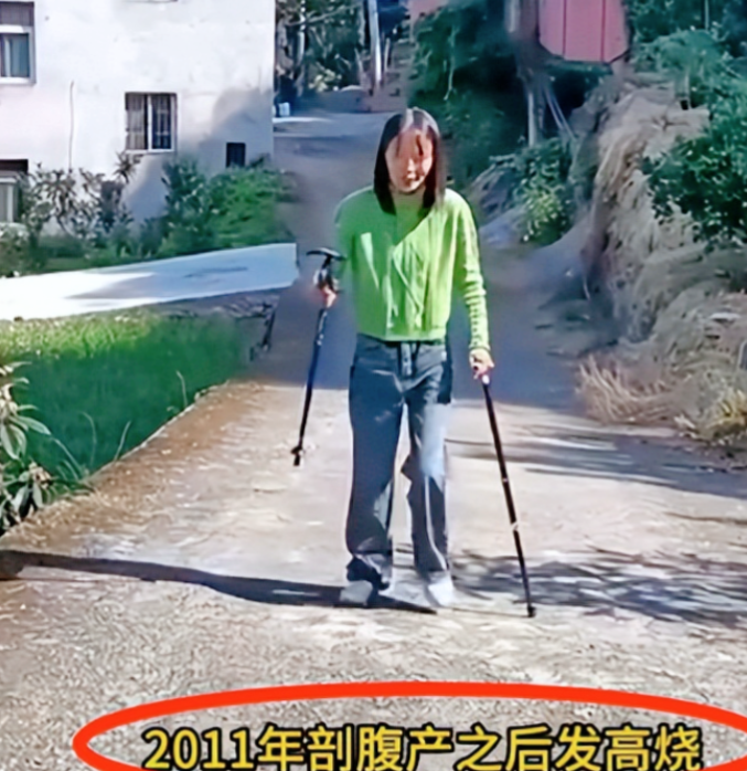 “剖腹产后高烧瘫痪，渣男跑了，我靠父母重新站了起来！”这是四川汉源一位坚强母亲刘