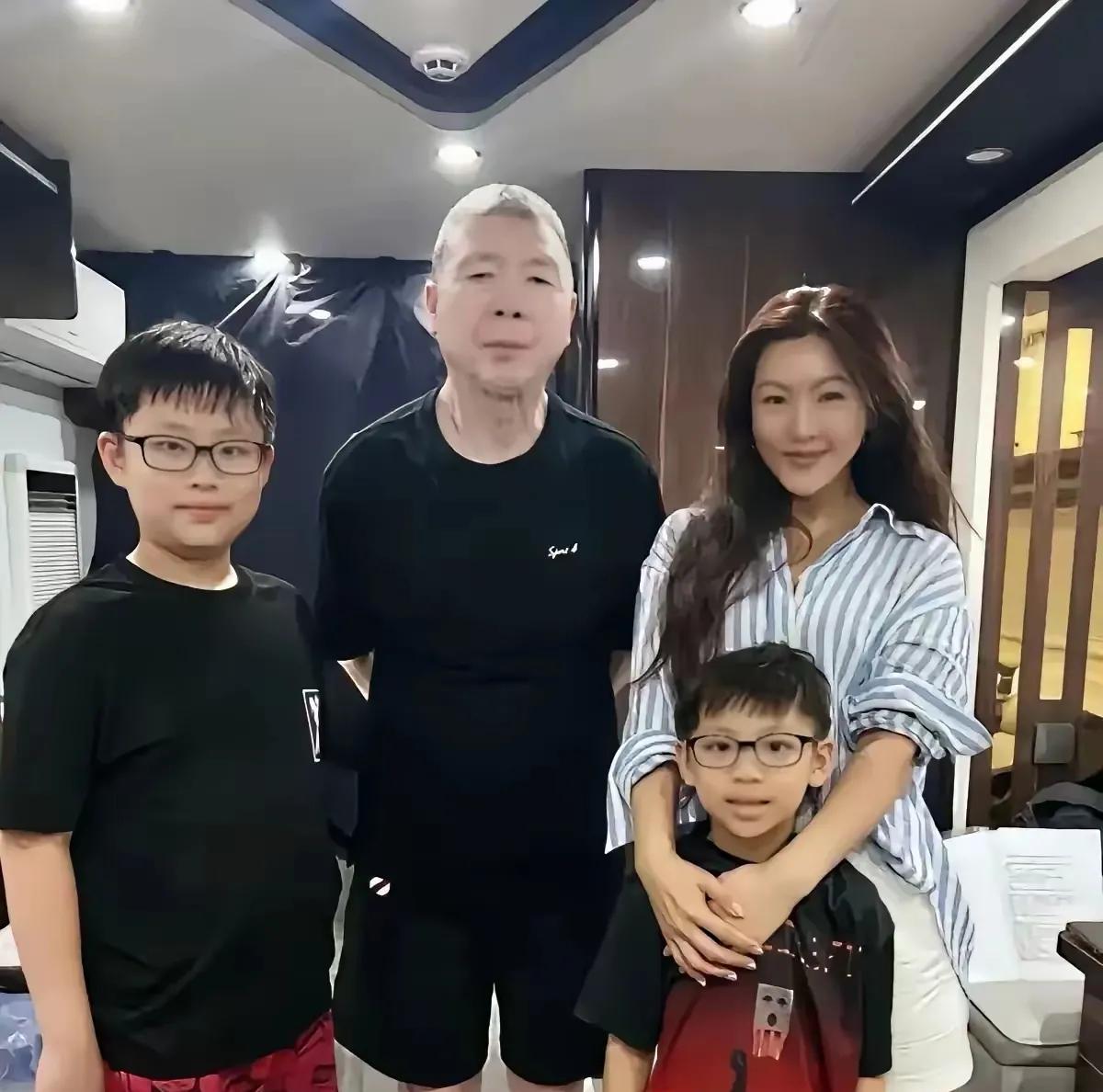 冯导的白癜风没了，真的没了，我仔细看了好几遍。