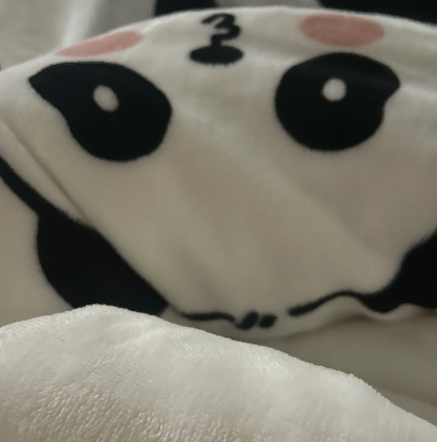 昨晚睡觉都受了一肚子气……
我买的天鹅绒四件套还是A类标准母婴可用，结果到了他这