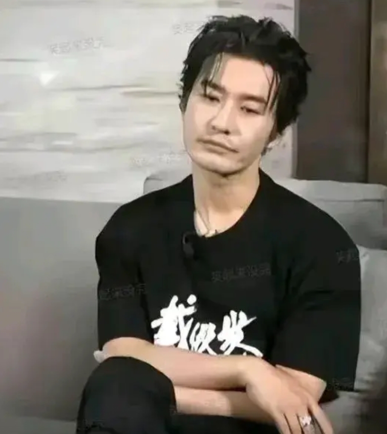黄晓明主演的《戴假发的人》已经下架了，为了这部电影，黄晓明减肥了几十斤，还不惜自