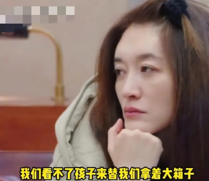 一来就“开撕”？
贺峻霖和牛在在忙前忙后搬送行李箱，向太和蔡明很心疼，刘晓庆却说