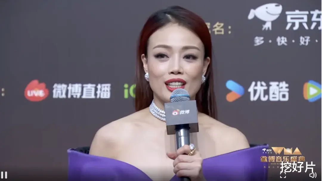 音乐盛典红毯：容祖儿胖了，林志颖王心凌比心，56岁周慧敏美爆了（红米k30和真我q2对比）-第30张图片-九妖电影