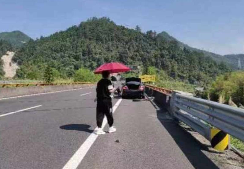 浙江绍兴，男子在高速路上爆胎了，他直接停在路边开始换备胎。结果民警来了后告诉男子