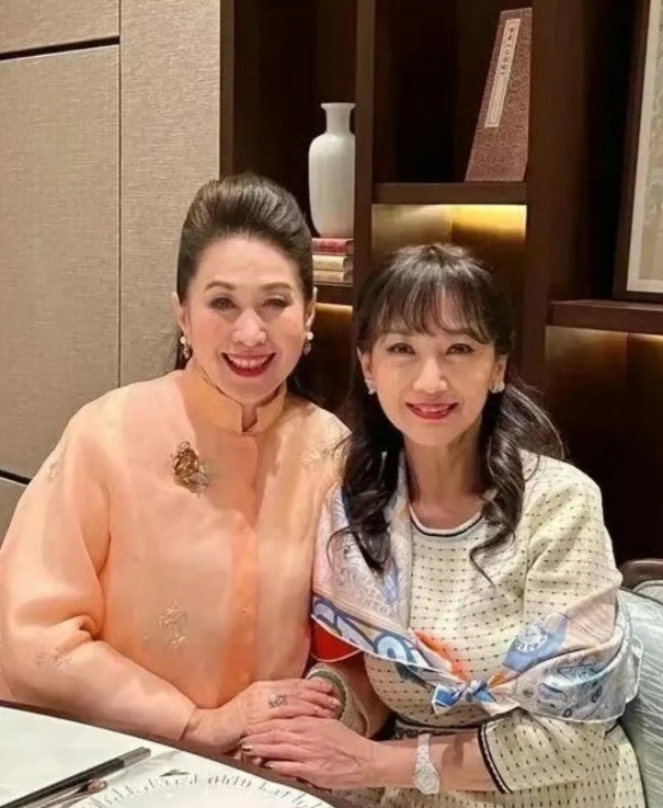 不老女神赵雅芝与富婆好友相聚，给力分享聚会美照！笑容如露、优雅如莲的白娘子永远都