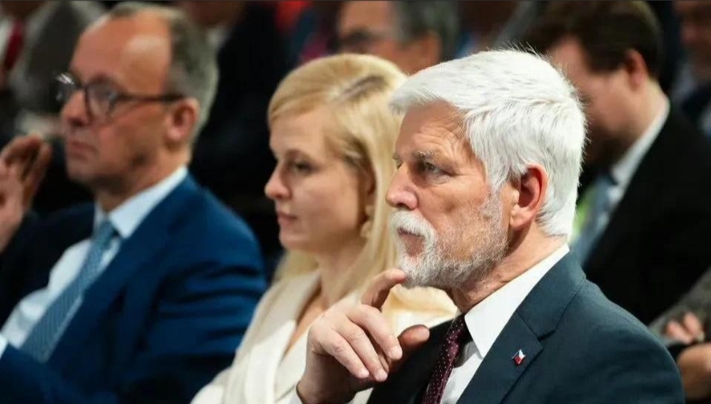 捷克总统霸气发言！

捷克总统在慕尼黑安全会议上讲了啥？ 和平很重要，但乌克兰的