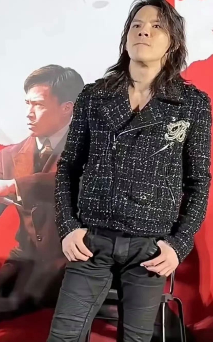 破案了！原来向佐这身奇怪的打扮，是在模仿一个日本男歌手