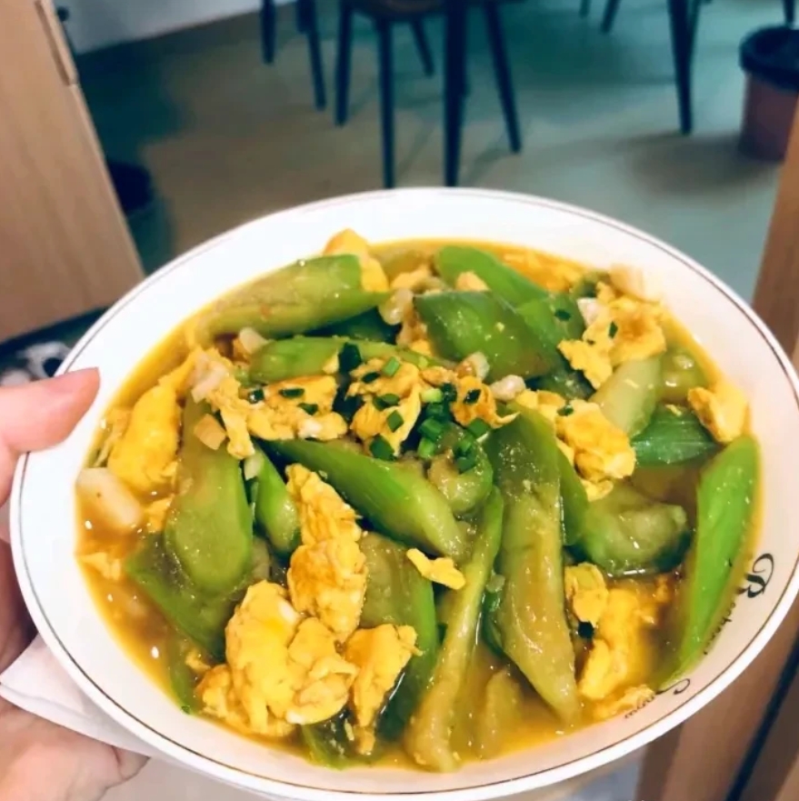 我不想给儿媳妇带孩子了，太让人寒心了，吃晚饭的时候，儿媳妇跟儿子说她单位有个女客