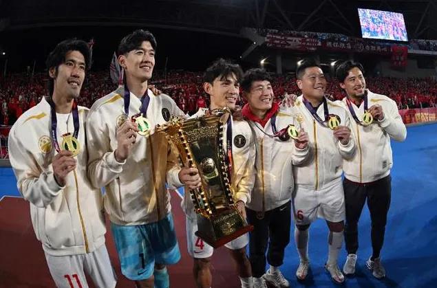 1人1城，500场，105球！
上海海港前锋吕文君发文，庆祝自己的职业生涯第50