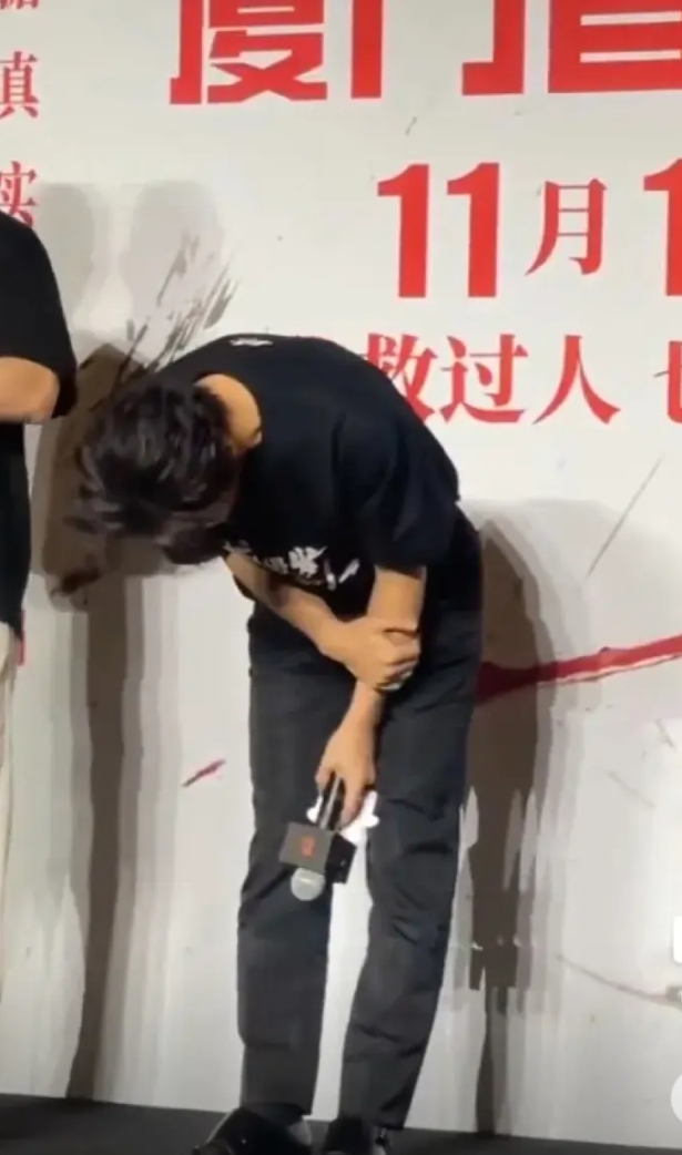 看到黄晓明道歉时弯腰不起，就明白叶珂为什么会退圈了。
黄晓明在电影首映礼上，谈起