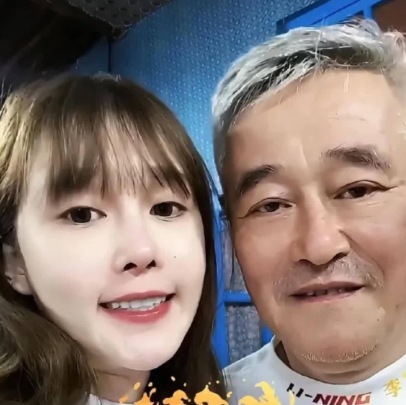 球球送父亲赵本山一台车，父亲教导球球做任何事情都不要以利益出发点！

球球给父亲