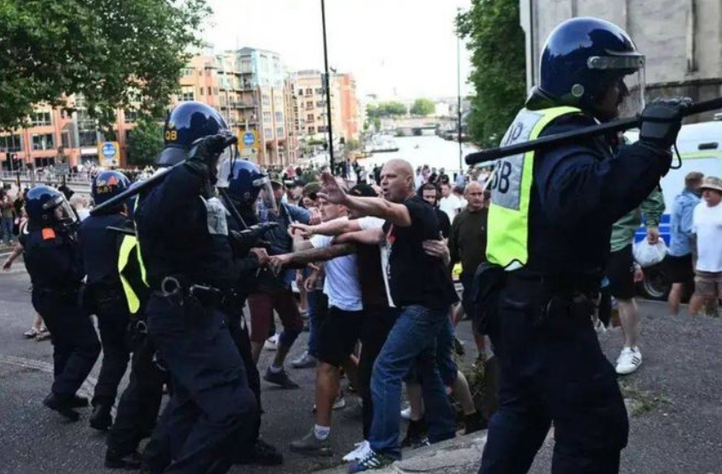 英国最近发生的事情，证明了老祖宗的话是正确的。
非我族类，其心必异。
这么多非法