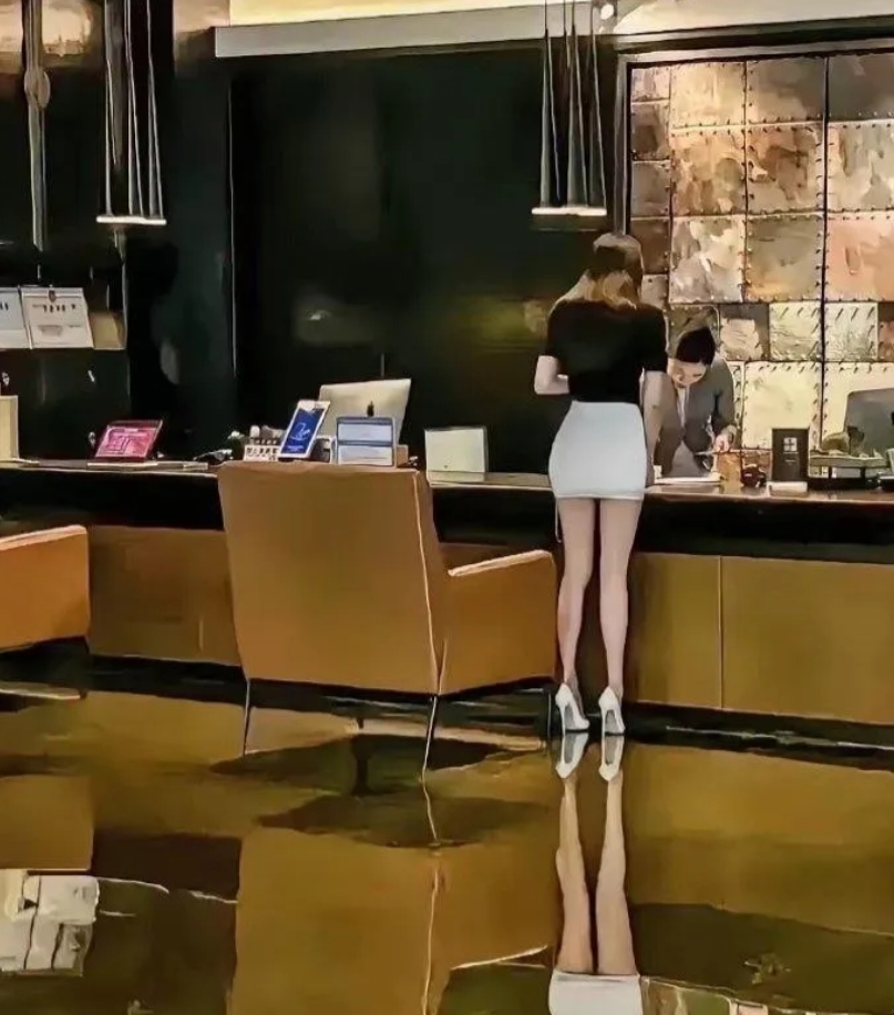 这家酒店的地面真干净啊！