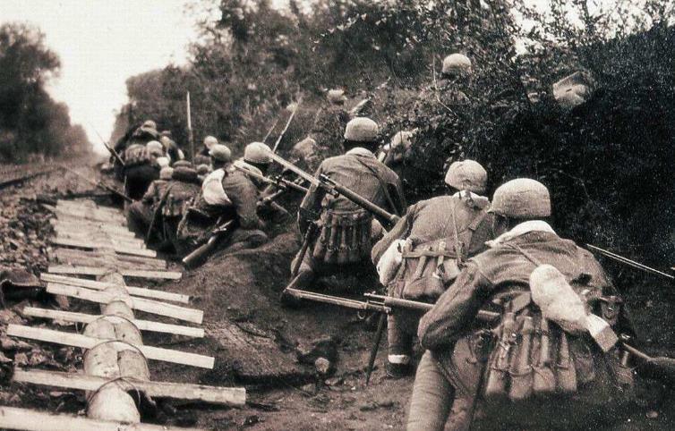 抗战中，129师里应外合攻南关，伪装的战士走到一半却被伪军拦住：“什么人？”为首