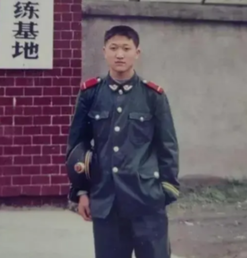 2006年，2名少女被人贩子要挟，坐上了去往南方的客车。一路上少女们想方设法自救