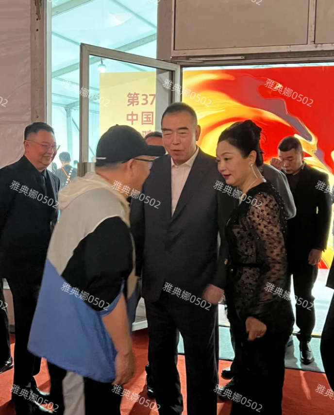大美女陈红花期太短了，只有55岁的她身材臃肿脸发腮，脖子上全是赘肉和褶子。
虽然