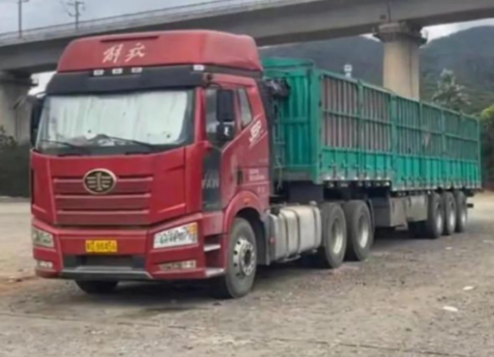 四川一退伍军人靠着开大车营生，在一次跑车过程中救下一对跳河的母女，就带回家中暂时