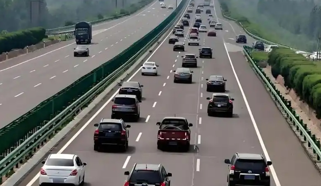 在高速公路上跑多快，和一个人的性格是密切相关的。
1.超过200km就是玩命，一