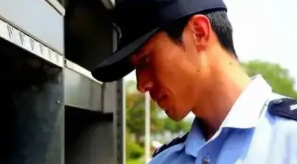 两院的司法警察和监狱的人民警察，一般人还真看不懂。

也难怪，普通老百姓是真没啥