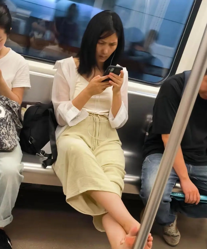 地铁上，这女子脚不脏吗？