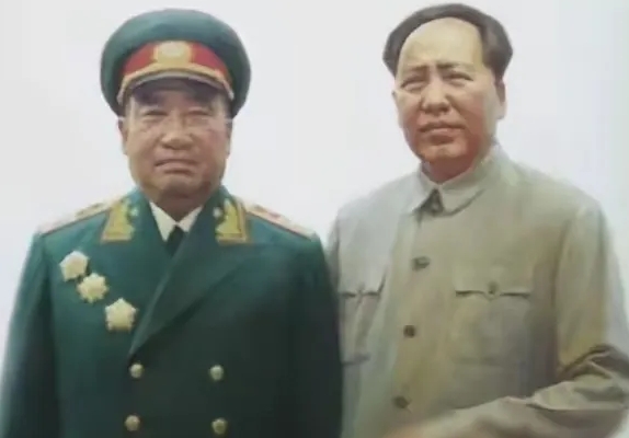 珍贵的照片。第一次授衔后，毛主席和朱德元帅合影，朱德元帅穿着漂亮的元帅服。

比