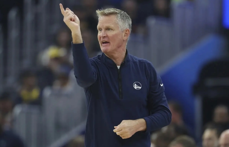 勇士输给太阳遭遇四连败，谁该为这样的结局买单？

1、科尔，第一个人必须是教练。