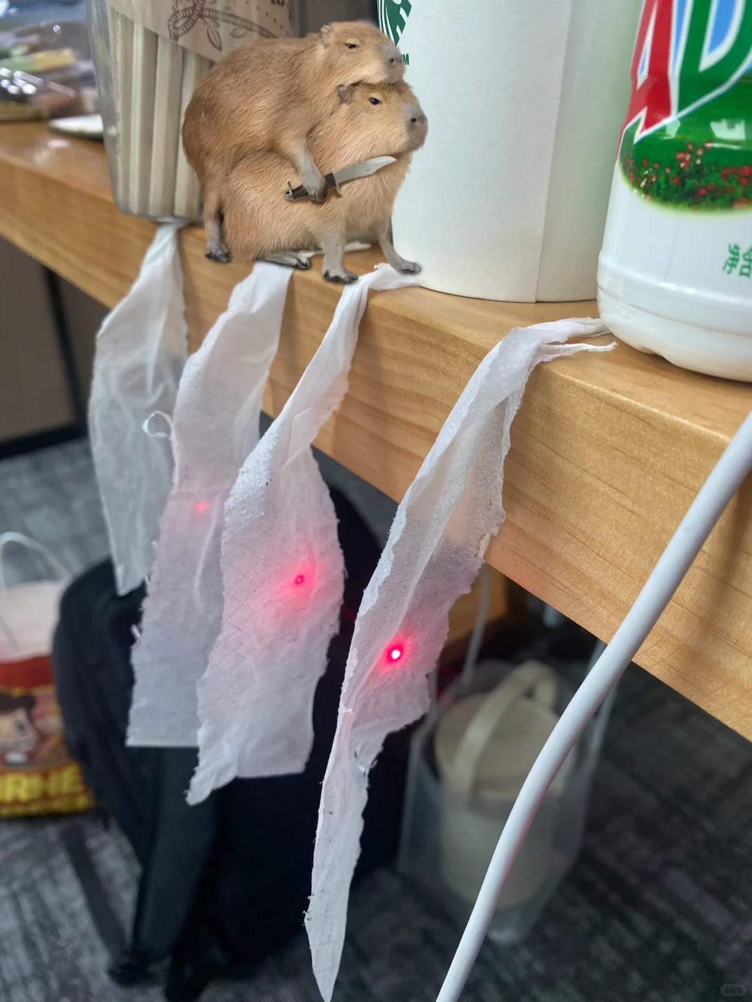 求个物理大佬，解释下原理
我是物理小白
一张纸巾三层我撕开为什么红色激光笔穿不透