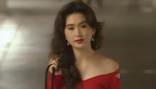 温碧霞年轻时凭惊艳颜值和精湛演技走红，经典角色令人难忘。如今58岁的她，生活状态
