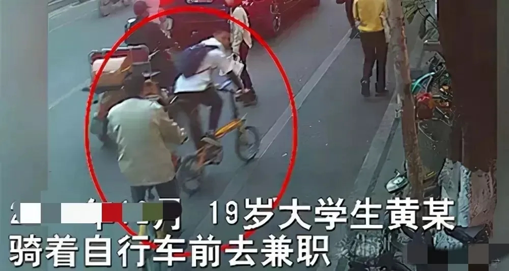 广东，一19岁小伙，在路上遭遇60岁老头。老头不由分说，突然对着小伙吐了口老痰。
