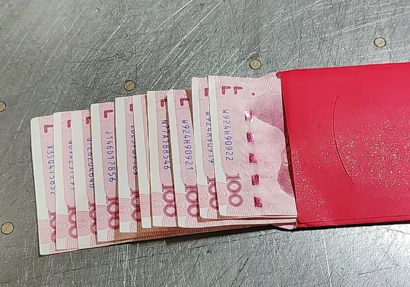 家人们你们过年给儿媳妇红包吗？

以前每年过年，我都会给儿子、儿媳还有孙女各包2