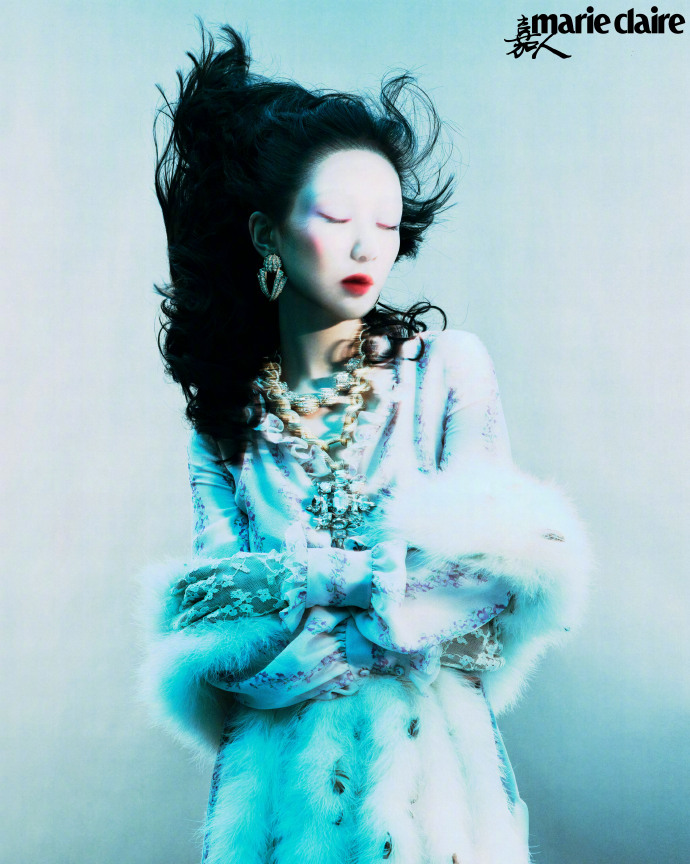 嘉人二月刊杂志封面，杨紫无眉造型