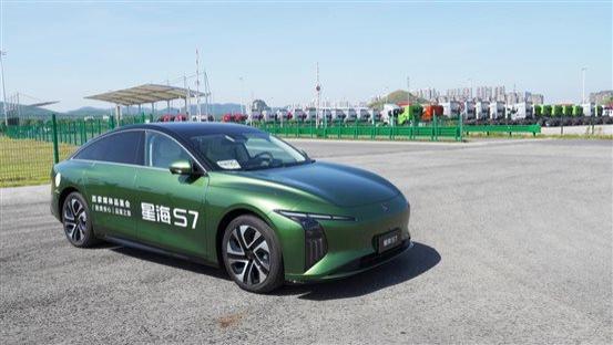 疯狂堆料，性能比MOMA M03强，这才是12万纯电轿车终极形态？