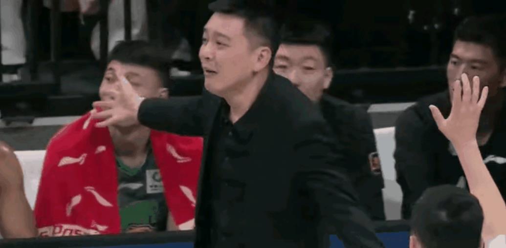 又是体毛犯规！帕顿防守北控外援萨林杰投篮时，他很怕侵犯对方的圆柱体，只能将双手高