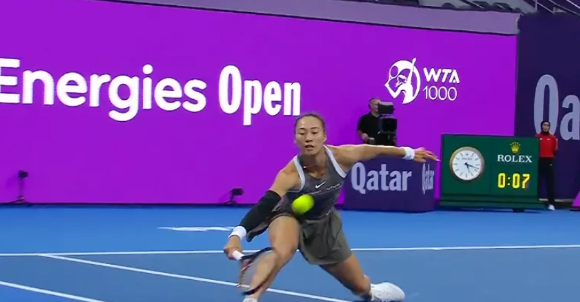 郑钦文的蛇年首秀不到一个半小时便草草收场，球迷们似乎都还没看过瘾，比赛就莫名其妙