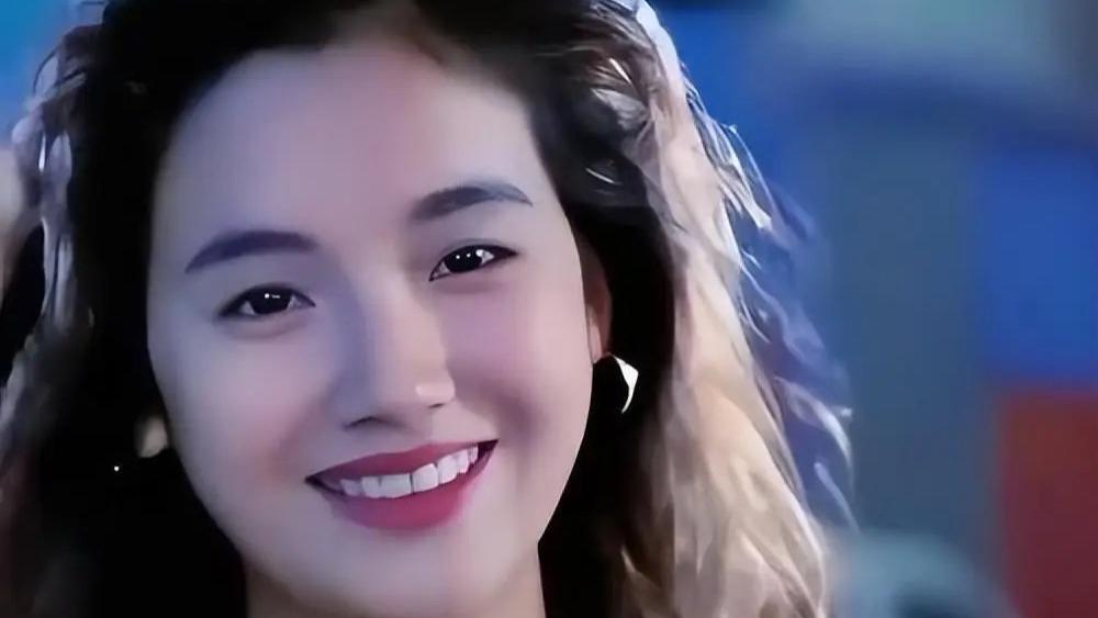 昔日玉女吴倩莲，56岁银发依旧优雅，隐退18年却成传奇人生主角！